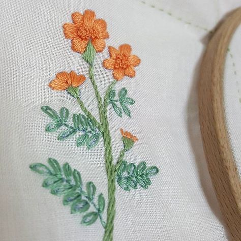 Beer, stiches & music make one perfect peaceful moment. Marigold Embroidery, Embroidery Felt, Marigold Flower, Hand Embroidery Projects, Crazy Quilt, Silk Ribbon Embroidery, Sewing Leather, Delicate Flowers, Sewing Skills