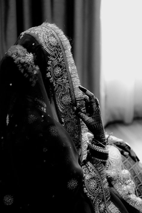 Unique Bridal Poses, Wedding Bridal Photoshoot, Bridal Asthetic, Bridal Poses Indian, Bride Shoot Poses, Bridal Poses Photography, Bridal Portraits Indian, Bride Portrait Bridal Photography, Nikah Poses