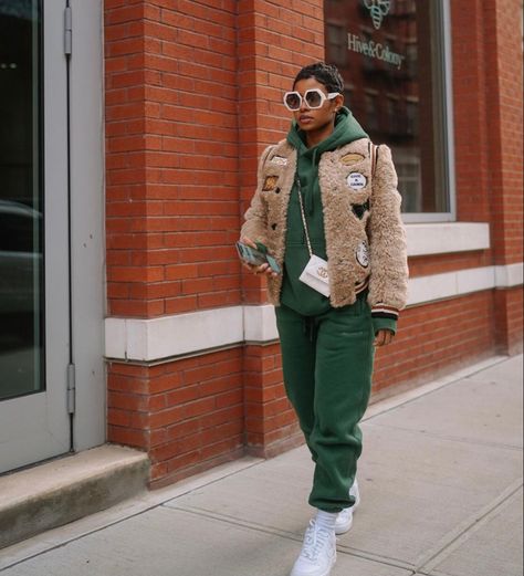 Women’s Winter Street Wear, Sweatsuit Outfits Women Winter, Fall 2022 Fashion Trends Street Style Black Women, Green Sweatpants Outfit Winter, Chicago Fall Outfits Street Style, Urban Winter Outfits, Womens Carhartt Outfits, Cold Rainy Day Outfit Winter, Casual Winter Outfits Black Women