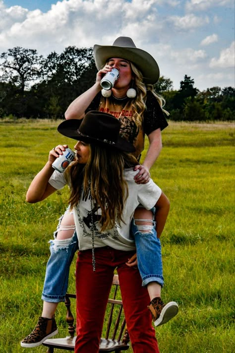 Drinking Best Friend Photoshoot, Best Friend Pictures Photo Shoots Beer, Fun Friend Photos, Best Friend Pictures Beer, Funny Friendship Photoshoot Ideas, Sister Fall Photoshoot Ideas, Bestie Beer Photoshoot, Cowgirl Poses With Friends, Friend Photoshoot Ideas Two