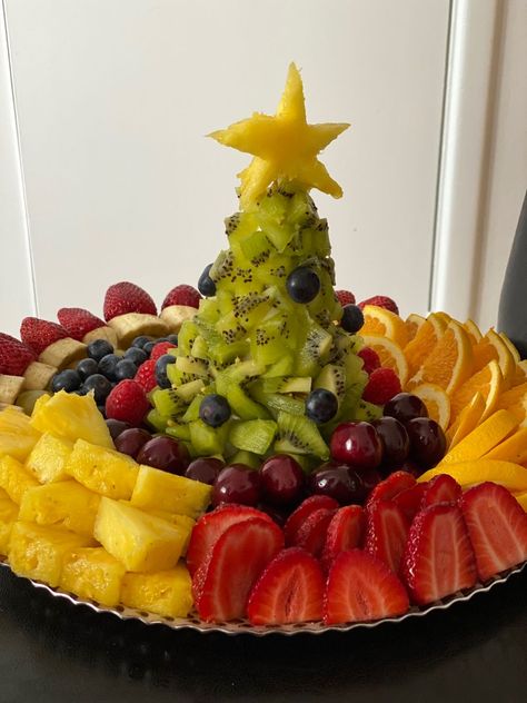 Xmas Fruit Platter, Christmas Fruit And Veggie Tray, Fruit Christmas Tree Platter, Christmas Tree Fruit Platter, Christmas Fruit Board, Xmas Fruit Platter Ideas, Christmas Fruit Platter Ideas, Fruit Platter Christmas, Winter Fruit Platter