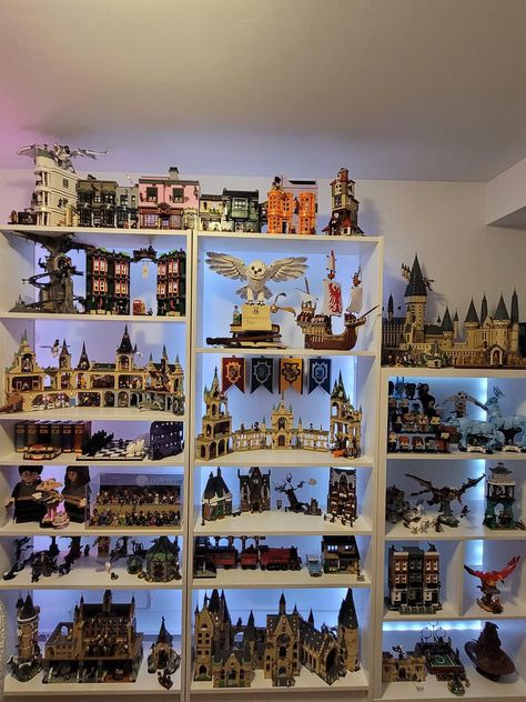 Lego Collection Display, Lego Harry Potter Moc, Lego Shelves, Harry Potter Display, Harry Potter Action Figures, Lego Display Ideas, Lego Room Decor, Harry Potter Lego, Harry Potter Lego Sets