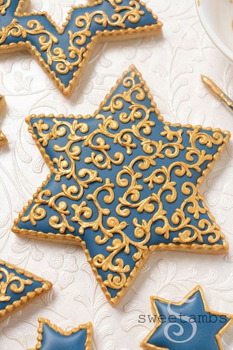 Growing up, I was lucky enough to celebrate both Christmas and Hanukkah with my family. My dad’s latkes are still the best I’ve had! I was long overdue for a Hanukkah cookie tutorial so I’m thrilled to share these decorated cookies for Hanukkah with you Star Cookies Decorated, Hannukah Cookies, Jewish Cookies, Ugly Sweater Cookie, Hanukkah Traditions, Royal Icing Decorated Cookies, Christmas Cookie Box, Hanukkah Crafts, Chanukah Party