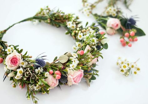 Fresh Flower Crown, Vow Ideas, Fresh Flower Jewelry, Diy Flower Crown, Flower Tiara, Wedding Vow, Diy Fashion Accessories, Flower Band, Girl Flower