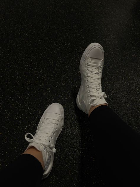 White Gym Aesthetic, Aesthetic Converse, Converse Aesthetic, White Gym, Fitness Aesthetic, Gym Aesthetic, Aesthetic White, Converse White, White Converse