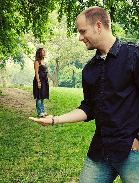 Bad Engagement Photos, A Collection of Funny and Awkward ... Funny Engagement Photos, Awkward Pictures, Engagement Humor, Awkward Photos, Forced Perspective, Cute Engagement Photos, Perspective Photography, Unique Wedding Photos, Romantic Wedding Photos