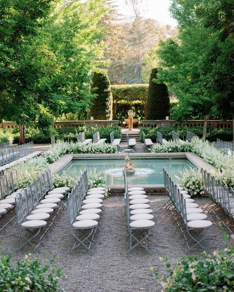 I love symmetry and this sunken garden at Beaulieu Garden in the Napa Valley is the perfect spot for a perfectly symmetrical wedding… | Instagram Beaulieu Garden Wedding, Sonoma Wedding Venues, Beaulieu Garden, Napa Valley Wedding, Sonoma Wedding, Sunken Garden, Napa Wedding, Catering Events, Venue Decor