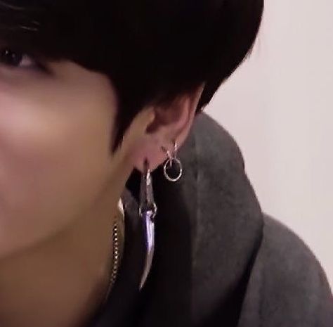 Jungkook Ear Piercings, Jungkook Earrings, Jungkook Piercing, Bts Earrings, Piercings Earrings, Aesthetic Emo, Rock Aesthetic, Emo Aesthetic, Cool Piercings