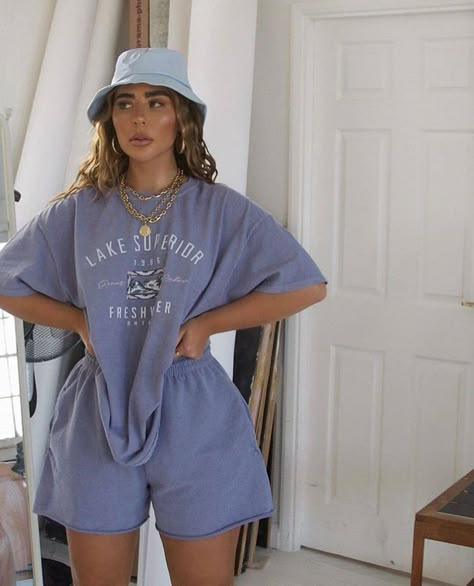 Oversize Tshirt Outfits, Streetwear Fashion Women, Mode Inspo, Tshirt Outfits, Outfits Fashion, Mode Vintage, Girls Fashion, Outfits Casuales, Comfy Outfits