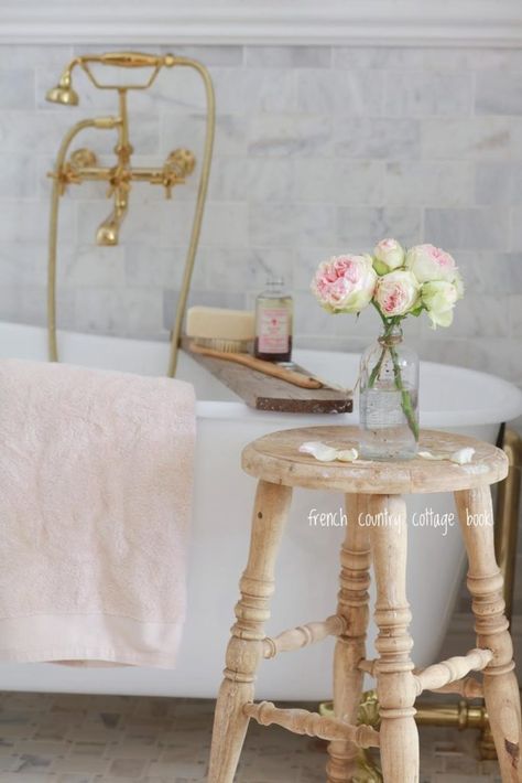 Bathroom decorating- 5 Ways to style your bathroom for guests - French Country Cottage Carrara Bathroom, French Cottage Bathroom, French Country Cottages, Summer Bathroom, Diy French Country Decor, Estilo Cottage, Bathroom French Country, Bathroom Flowers, Parisian Design