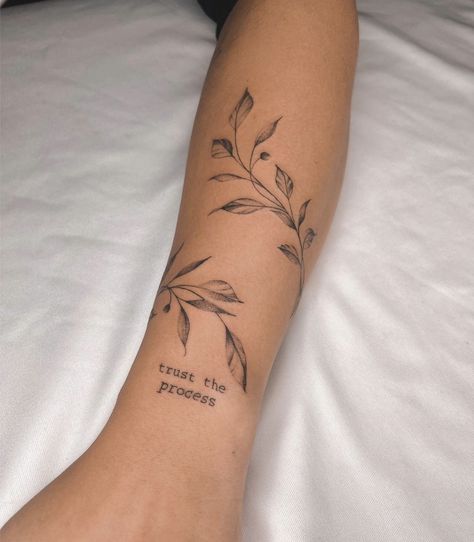 Vine Tattoos For Women, Wraparound Tattoo, Font Tato, Around Arm Tattoo, Tato Minimal, Petite Tattoos, Forearm Tattoo Women, Classy Tattoos, Discreet Tattoos