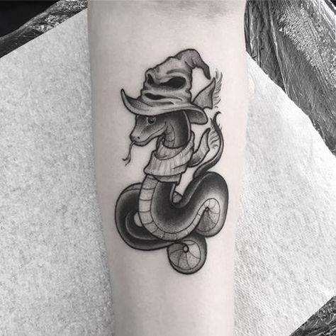 Snake Harry Potter Tattoo, Draco Tattoos For Women, Harry Potter Snake Tattoo, Slytherin Snake Tattoo, Slytherin Tattoo Minimalist, Harry Potter Slytherin Tattoo, Harry Potter Dragon Tattoo, Harry Potter Tattoos Slytherin, Slytherin Tattoo Ideas