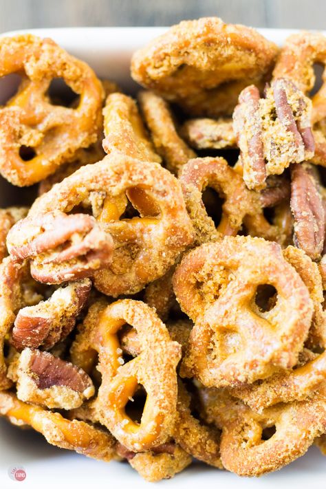 Pretzel Crisps Recipe, Seasoned Pretzels, Pretzel Toffee, Pretzel Snacks, Salted Caramel Pretzels, Pretzel Crisps, Almond Toffee, Caramel Pretzels, Trail Mix Recipes