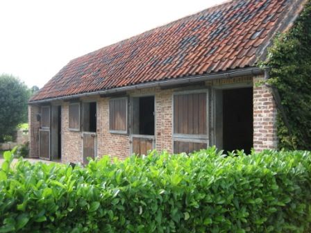 Some lovely stables, Belgium. Bright Fields Stables, Brick Stables, Horse Run In Shelter, Minecraft Barn, Stable Yard, Equestrian Stables, Horse Farm Ideas, Horse Barn Ideas Stables, Small Barns