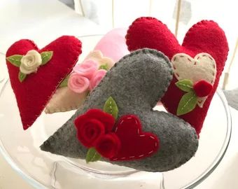 LulabyFeltCreations - Etsy Felt Hearts Crafts, Vintage Valentine Crafts, Saint Valentin Diy, Valentines Bricolage, Mini Christmas Ornaments, Diy Valentine's Day Decorations, Valentines Decor, Felt Ornament, Felt Pattern