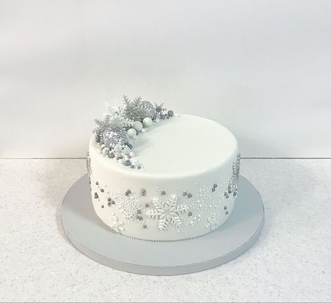 Snow Flake Cakes, Winter Theme Birthday Cake, White Snowflake Cake, Snow Cake Winter, Winter Cake Designs, Cake Decorating Ideas Christmas, Winter Theme Cake, Winter Baby Shower Cake, Winter Birthday Cake