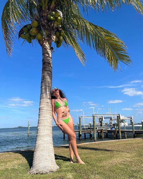 Pictures With Palm Trees, Palm Tree Photo, Palm Tree Poses, Maldives Honeymoon, Instagram Baddie, Picture Tree, Beach Pictures Poses, Tree Pose, Beach Poses