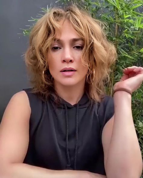 704 Me gusta, 6 comentarios - Jennifer Lopez (@cuttejlo) en Instagram: "My love 😍❤️ - - - -  #jenniferlopez #jenniferlopezstyle #jenniferlopezforever #jenniferlopezbooty…" Jlo Short Hair, Perfect Hair Color, Voluminous Hair, Haircuts For Long Hair, Haircuts For Fine Hair, Long Curly, Messy Hairstyles, Perfect Hair, Fan Page