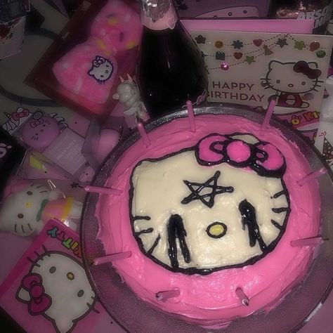 Bolo Da Hello Kitty, Emo Party, Kitty Birthday Cake, Paznokcie Hello Kitty, Grunge Kawaii, Creepy Cute Aesthetic, Hello Kitty Birthday Cake, Ugly Cakes, Images Hello Kitty