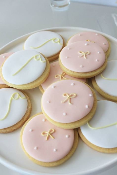 Cute miffy themed party Simple Cookie Design Royal Icing, Royal Icing Cookies Designs Simple, Cookie Designs Ideas Simple, Aesthetic Birthday Cookies, Simple Royal Icing Cookies, Coquette Cookies Recipe, Coquette Cookies Decorated, Simple Baby Shower Cookies, Bow Cookies Decorated