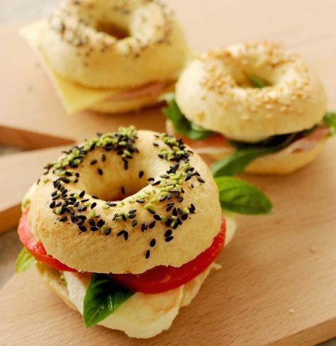 Homemade  mini bagels - These easy and quick bagels are a great bread substitute, they’re funny to make and come on, it’s super satisfying to make your own’s rather than buying them! Mini Bagels Recipe, Bagel Recipe Easy, Soft Pretzel Recipe, Bread Substitute, Mini Bagels, Bagel Sandwich, Homemade Bagels, Bagel Recipe, Fool Proof Recipes