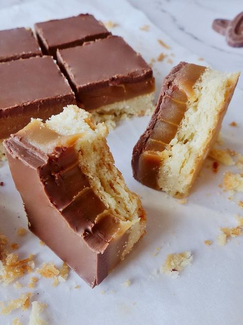 Une gourmandise terriblement addictive, j’ai nommé le Shortbread Millionnaire : trois couches de bonheur entre biscuit shortbread, caramel fondant et chocolat au lait. Du croquant, du crémeux et du fondant, que demander de plus ? Caramel Biscuits, Mini Cakes, Fondant, Biscuits, Pastry, Caramel, Dessert, Ethnic Recipes, Cake