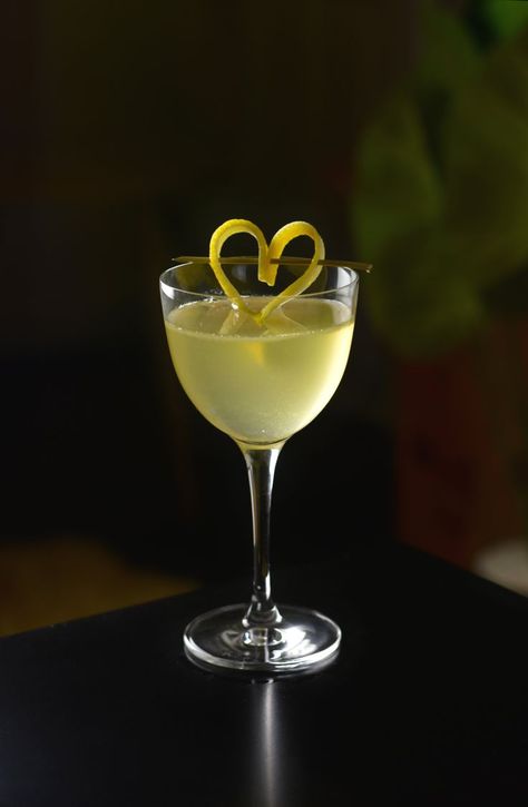 How to make a non-alcoholic Bee's Knees along with a totally adorable love heart lemon peel garnish. #garnishguide #cutegarnish #yellowdrink #yellowcocktails #nonalcoholic #lyres #nonalcoholicgin Lemon Cocktail Garnish, Lemon Garnish Ideas, Sugared Lemon Peel, Lemon Peel Garnish, Drink Garnish, Sparkling Lemonade, Lemon Cocktail, Cocktail Decoration, Drink Garnishing