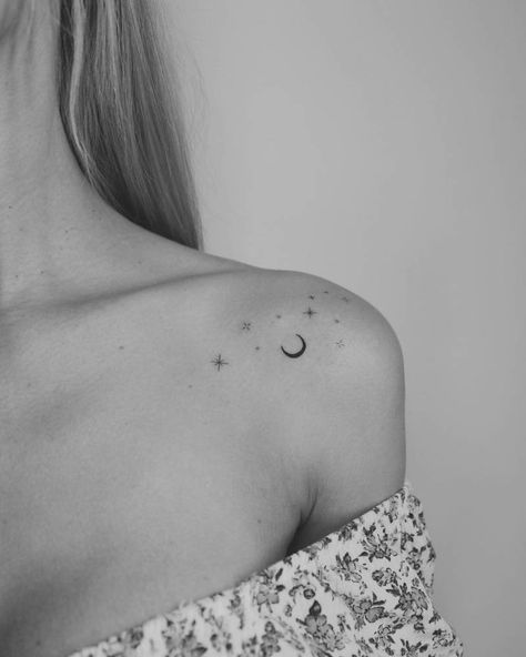 Stars Collarbone Tattoo, Moon Collar Bone Tattoo, La Luna Tattoo, Star Tattoo On Shoulder, Moon And Stars Tattoo, Collarbone Tattoos, Moon Star Tattoo, Luna Tattoo, Small Moon Tattoos