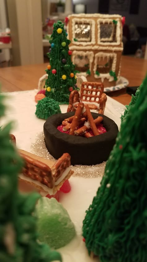 Non Gingerbread House Ideas, Gingerbread House Landscape Ideas, Coolest Gingerbread Houses, Unique Gingerbread House Ideas Design, Gingerbread House Theme Ideas, Awesome Gingerbread Houses, Rustic Gingerbread House Decorations, Cool Gingerbread House Designs, Space Gingerbread House