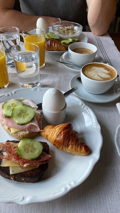 Hotel Checklist, Breakfast Aesthetic Instagram, Morning Breakfast Aesthetic, Breakfast Aesthetic, Good Morning Breakfast, Food Drinks Dessert, Morning Breakfast, Hearty Breakfast, Your Opinion