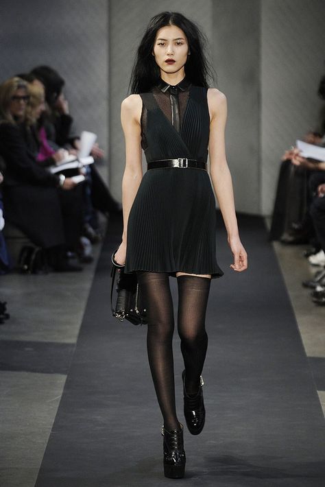 Proenza Schouler Fall 2010 Ready-to-Wear Collection - Vogue Grunge Goth, Style Noir, Miranda Kerr, Glam Rock, Paco Rabanne, Dark Fashion, Looks Style, Proenza Schouler, Alternative Fashion