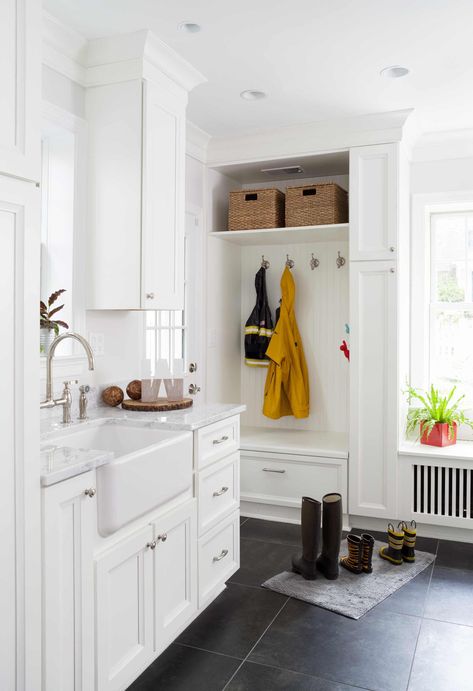 Laundry Room Drop Zone Ideas - Case Design Laundry Room Drop Zone, Drop Zone Entryway, Diy Drop Zone, Drop Zone Ideas Entryway, Entryway Drop Zone, Drop Zone Ideas, Organized Laundry Room, Entryway Diy, 1930s Kitchen