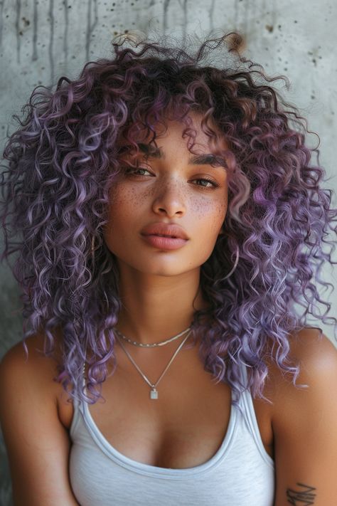 Purple Balayage Curly Hair Natural Curls, Vibrant Curly Hair Color, Curly Hair Fashion Color, Fashion Color Curly Hair, Lavender Curly Hair Black Women, Color Black Curly Hair, Curly Hair Two Colors, Natural Texture Hair, Ombré Hair Curly