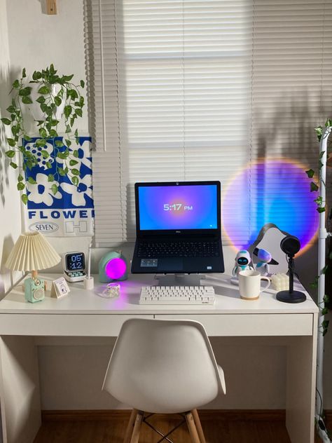 Desk Under Window Aesthetic, Laptop Windows Aesthetic, Window Desk Ideas, Bedroom Ideas With Study Table, Desk In Front Of Window, Window Desk, Cozy Desk, Work Office Decor, Uni Room