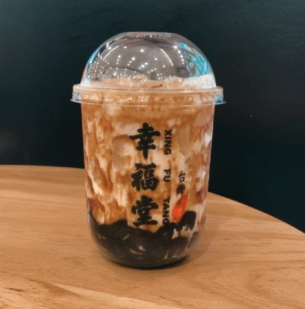 Brown Sugar Boba is the latest craze to come out of the bubble tea world and it’s not uncommon to see lines 30 people long at Taiwan’s two Brown Sugar Boba competitors Xing Fu Tang and Tiger Sugar. Tiger Boba Tea, Boba Brown Sugar Aesthetic, Taiwan Bubble Tea, Brown Sugar Boba Aesthetic, Boba Coklat, Bubble Tea Menu Design, Tea Menu Design, Cook Tapioca Pearls, Boba Brown Sugar