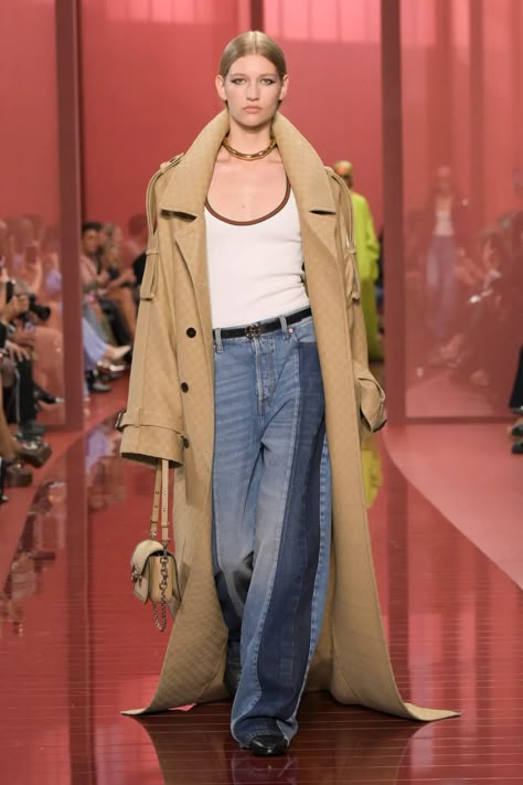 Gucci Spring 2025 Ready-To-Wear Collection [PHOTOS] Gucci Runway, Denim Fits, Outfit Office, Spring Summer Fashion Trends, Fashion Trend Forecast, Gucci Spring, Neon Shirts, 2025 Fashion Trends, Spring 2025