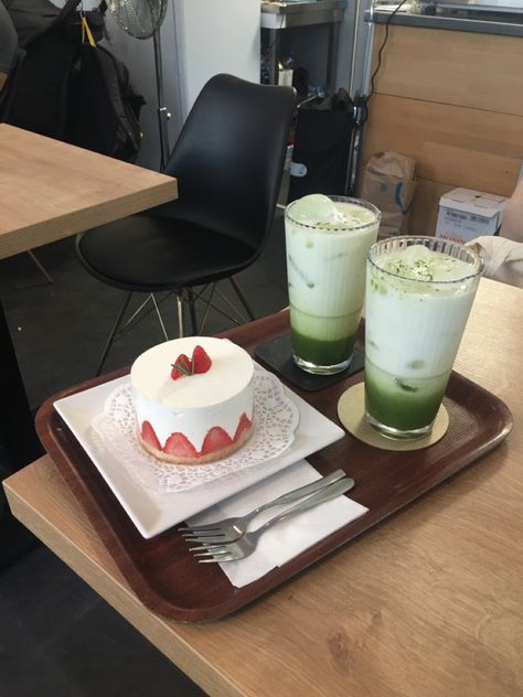 strawberry cake matcha latte korean cafe Strawberry Matcha, Cake Cafe, Cute Cafe, Drink Ideas, Matcha Latte, Strawberry Cake, Strawberry Shortcake, Cute Food, Strawberries