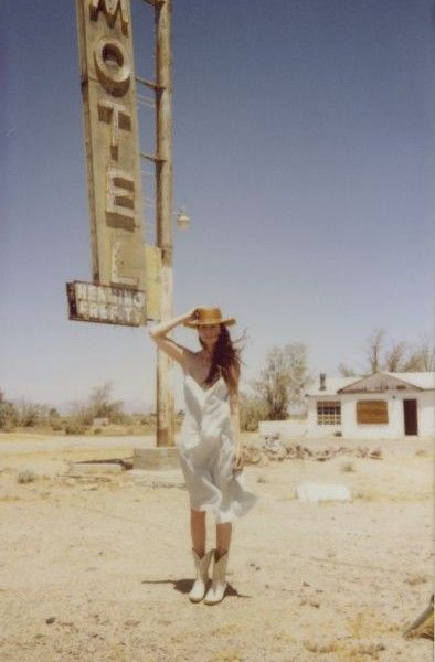 Desert Grunge, Mode Coachella, Travel Beauty Essentials, Cowgirl Vintage, Desert Photoshoot, Cowboy Aesthetic, Cowgirl Magazine, Wilde Westen, Dust Storm