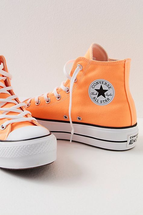 Buty Aesthetic, Unique Converse High Tops, Cute Converse High Tops, Cute Women Shoes, Preppy Nikes, Shoes For High School, Bright Converse, Preppy Converse, Converse Orange