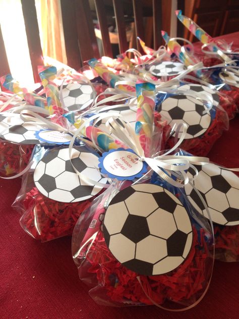 Soccer goodies for the end of the season party. End Of The Season Soccer Gifts, End Of Year Soccer Gifts For Players, Soccer Team Gifts End Of Season, End Of Season Soccer Gifts, Soccer Team Mom, Soccer Treats, Soccer Snacks, Soccer Senior Night, Soccer Crafts