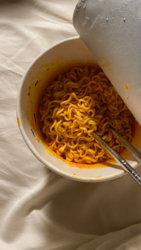 Noodles Aesthetic, Eating Noodles, Pot Noodle, Food Receipt, Food Babe, Healthy Homemade Recipes, Yummy Comfort Food, Delicious Snacks Recipes, Snap Food