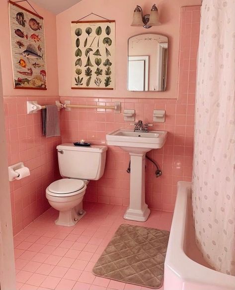 70s Pink Bathroom Remodel, Pink Vintage Bathroom, Pink Bathrooms Retro, Pink Retro Tile Bathroom, Retro Pink Tile Bathroom, 50s Pink Bathroom, Pink Tile Bathroom, Ladies Bathroom, Retro Pink Bathroom