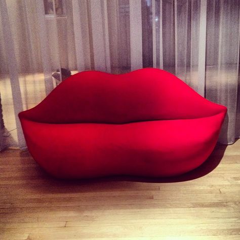 Salvador Dali lips sofa ❤ ℒℴvℯ!!! I've always wanted to have this !! Pop Furniture, Lips Sofa, Dream Furniture, Glam Room, Makeup Room, Funky Furniture, Creative Furniture, Beauty Room, Unique Furniture