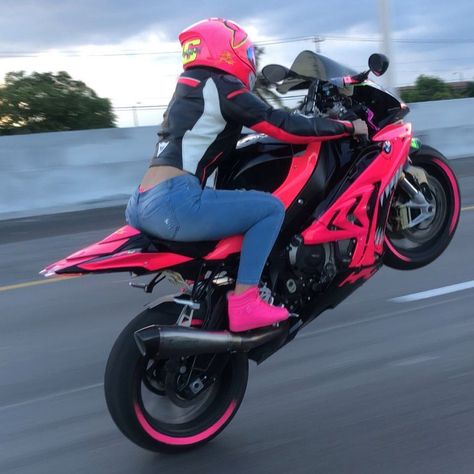 If you’re tagged you need to wrap your bike pink 😂🔥———————————————————————— Rider 🙏 @marianny1616 FOLLOW @bikesandtigers FOLLOW… Girl Riding Motorcycle, Pink Motorcycle, Image Moto, Custom Sport Bikes, Pink Bike, Motorbike Girl, Pretty Bike, Girls On Bike, Foto Tips