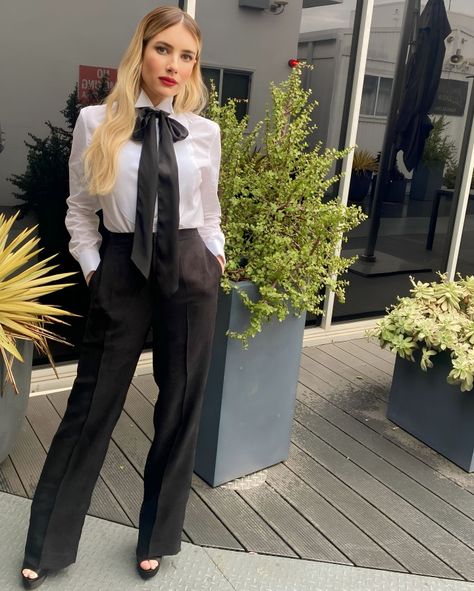 Emma Roberts for The Late Late Show Bow Tie Blouse Outfit, Emma Roberts Boyfriend, Emma Roberts Style, Tie Outfit, Color Combos Outfit, Bella Hadid Outfits, Women Ties, Gorgeous Blouses, Paris Outfits