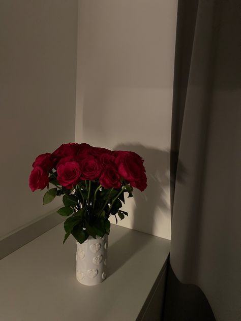 #flowers #roses #floral #evening #eveningmood #cozy #cozyhome #bedroom #bedroomaestheticcozy #vase #flowerstagram #flowersofinstagram #pink Roses In Bedroom Romantic, Red Flowers In Vase, Roses In Bedroom, Rose Vase Aesthetic, Chanel Room, Roses Vase, Flower Aesthetics, Dark Red Roses, Flower Bedroom