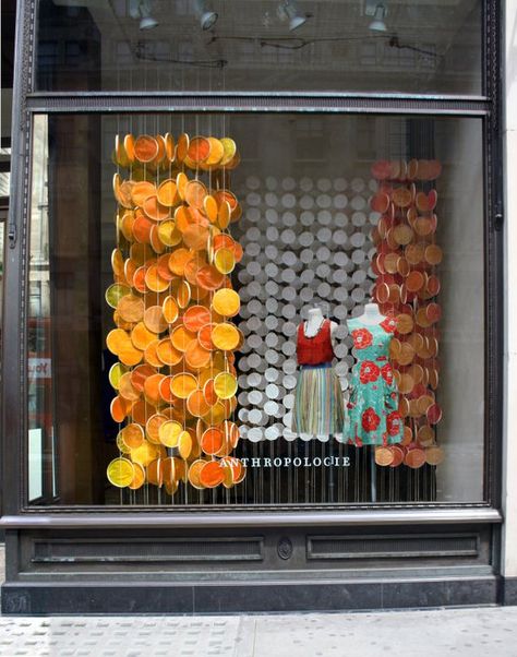 anthropologie window Anthropologie Window Display, Anthropologie Display, Display Visual Merchandising, Summer Window, Store Window Displays, Design Café, Amazing Artists, Interior Vintage, Retail Windows