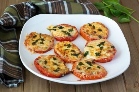 Baked Cheesy Spinach Tomatoes - This Ole Mom Pizza Seasoning, Tomatoes Recipe, Baked Tomatoes, Tomato Recipes, Side Recipes, Veggie Dishes, Vegetable Side Dishes, Vegetable Dishes, Pulled Pork