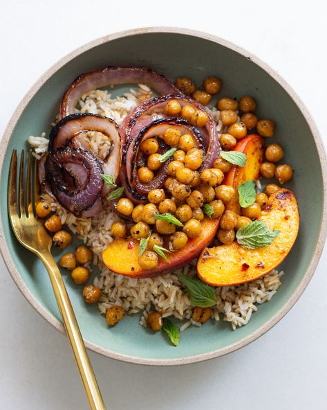 Crispy Chickpea Bowl with Spiced Grilled Peaches & Blackened Red Onions Crispy Chickpea Bowl, Normal Meals, Justine Snacks, Chickpea Bowl, Justine Doiron, Crispy Chickpea, Spiced Peaches, Vegetarian Sausages, Crispy Chickpeas