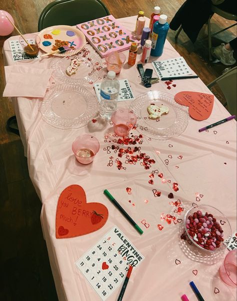 galentines party, friends, aesthetic, photos, valentines day, college, canvas painting College Valentines Day Party, Galentines Party College, Galentine Party Aesthetic, Friend Valentine Party Ideas, Valentine’s Day Friends, Valentine’s Day Party Activities, Valentine’s Day With Friends, Galentines Party On A Budget, Galentines Aesthetic Photos